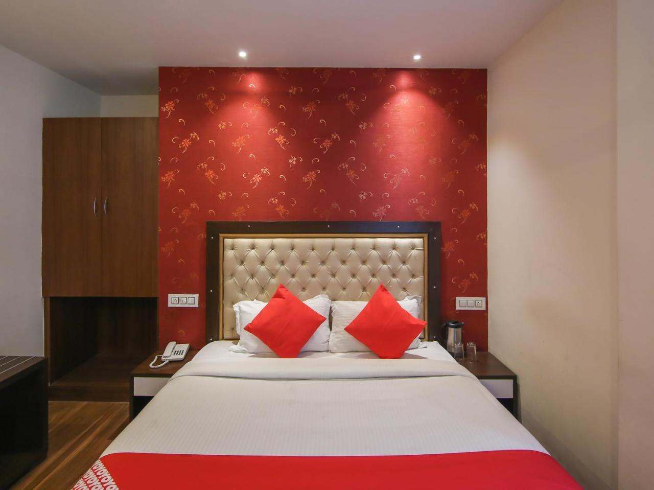 Oyo 17099 Ambika Residency Hotel