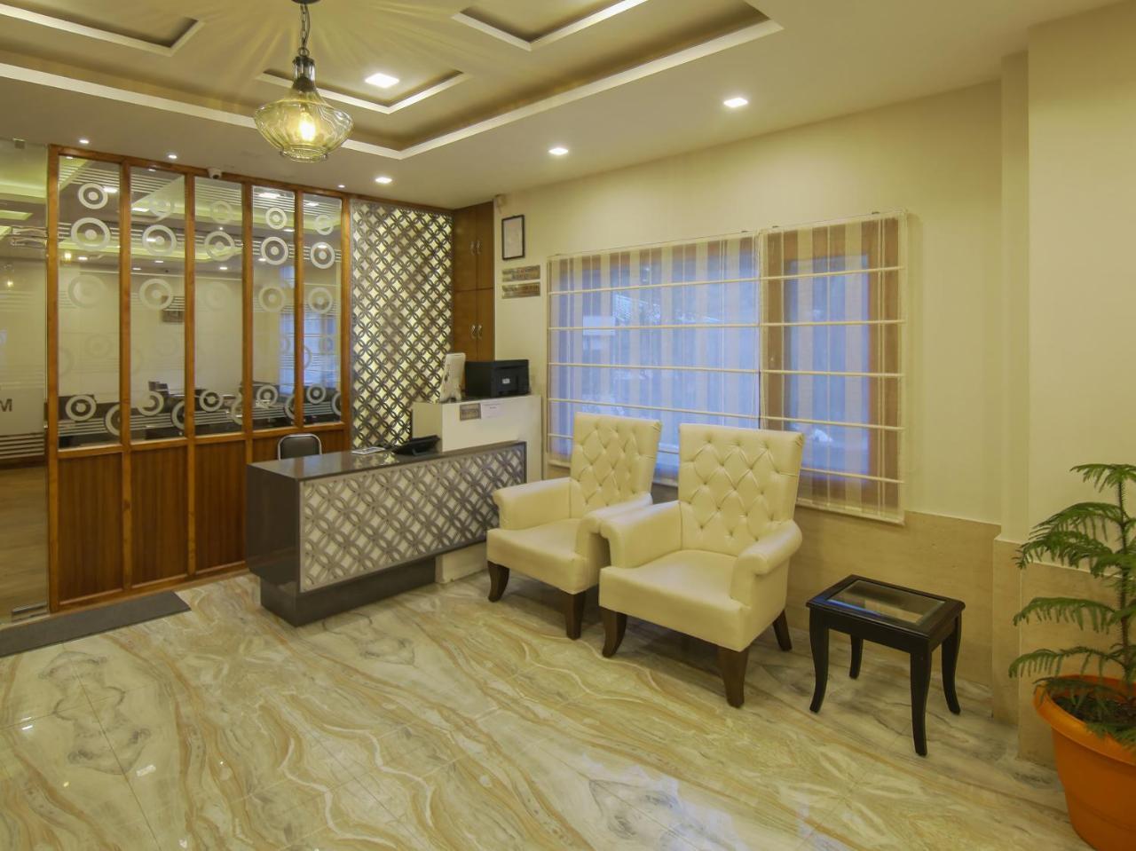 Oyo 17099 Ambika Residency Hotel 3*